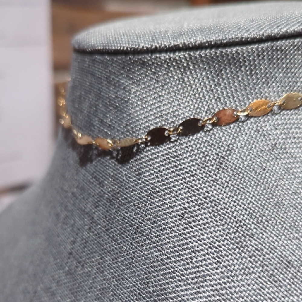 Elegant Gold-Tone Choker Necklace | Classic & Sophisticated - Picture 8 of 9